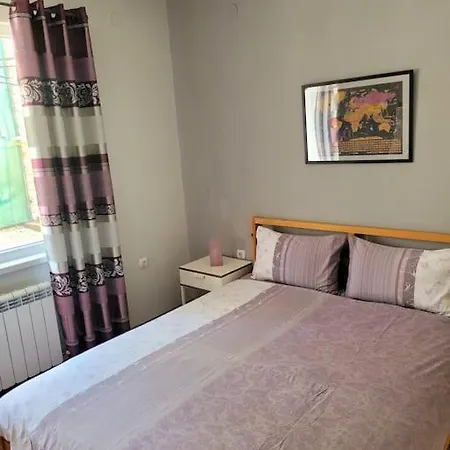 Center 2 Bedroom Apartment, Free Parking *
