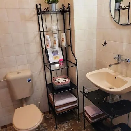 Center 2 Bdrm Apartment, 5min From Square & Garden, Free Parking *