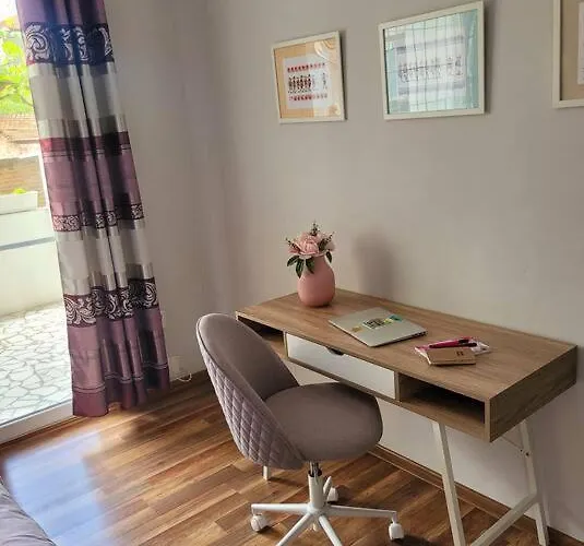 Center 2 Bedroom Apartment, Free Parking *