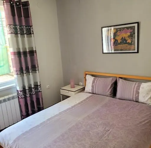 Center 2 Bedroom Apartment, Free Parking *