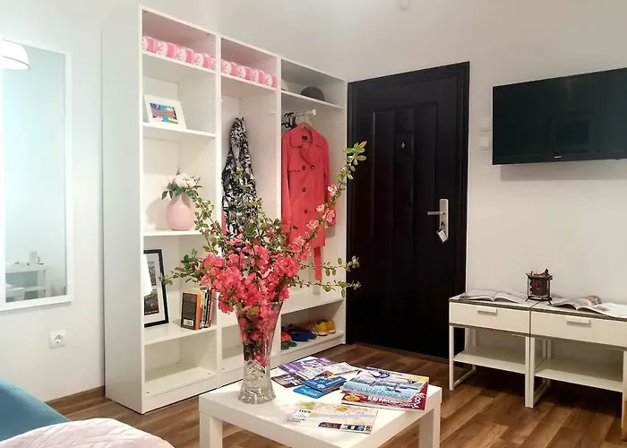 Apartment Center 2 Bedroom Apartment, Free Parking *